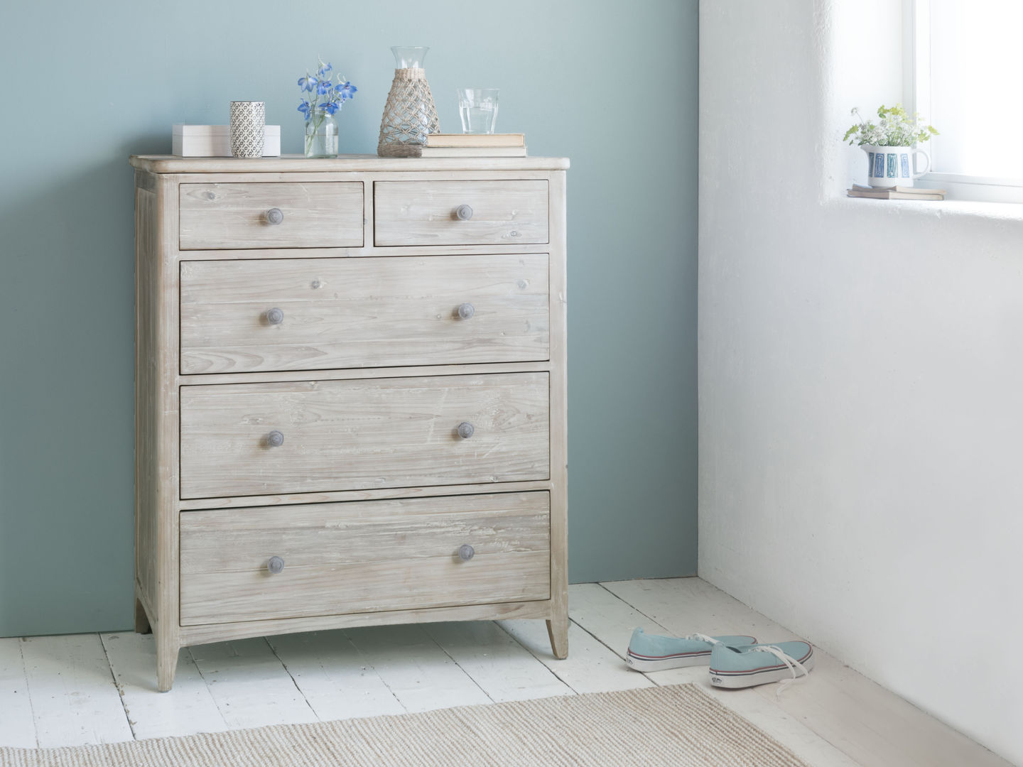 Driftwood chest of drawers Loaf 모던스타일 침실 chest of drawers,washed,white,beached,drawers,bedroom,storage