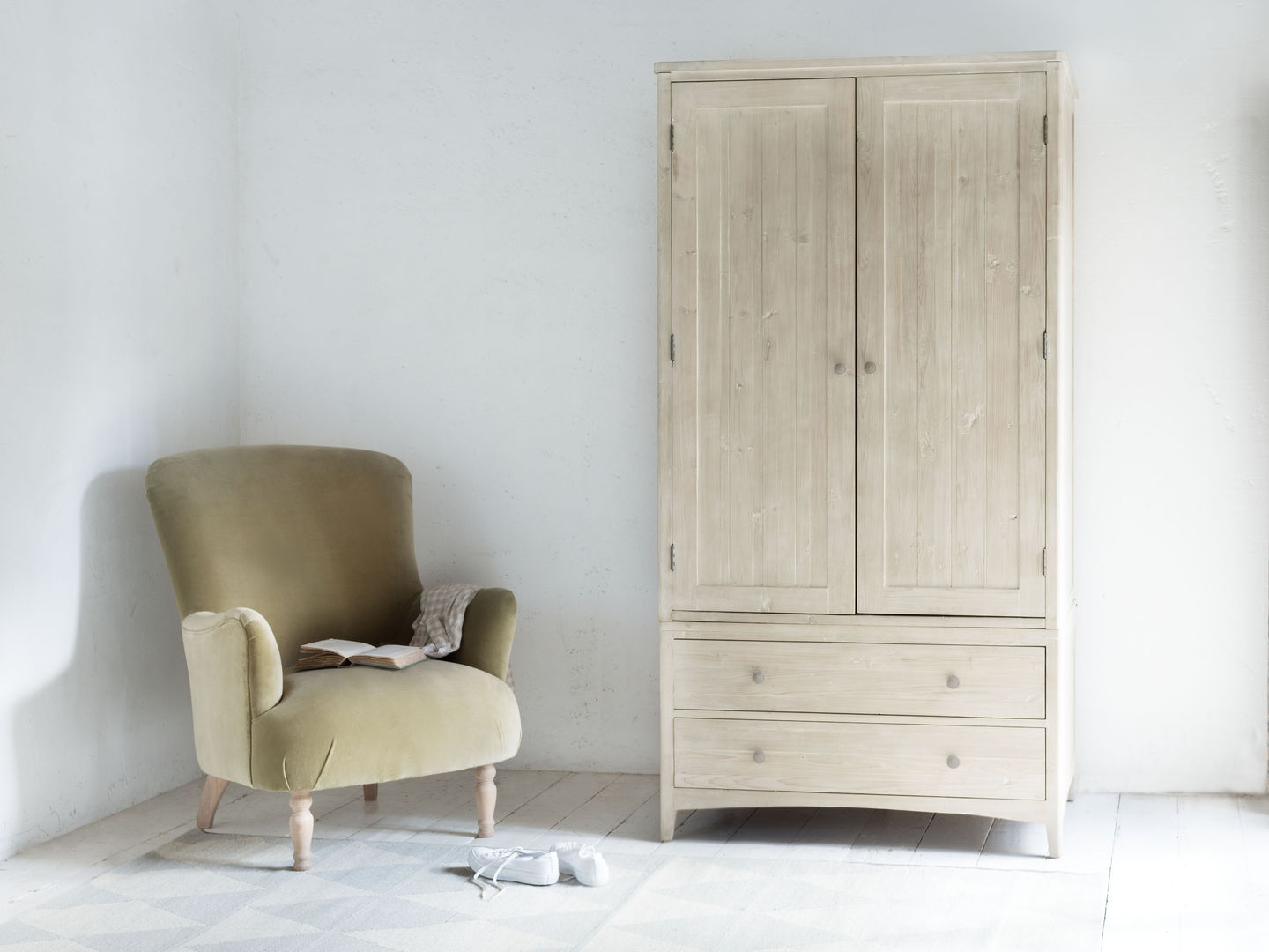 Swash wardrobe Loaf Dormitorios modernos: Ideas, imágenes y decoración wardrobe,wooden,new,washed,beached,curved,storage