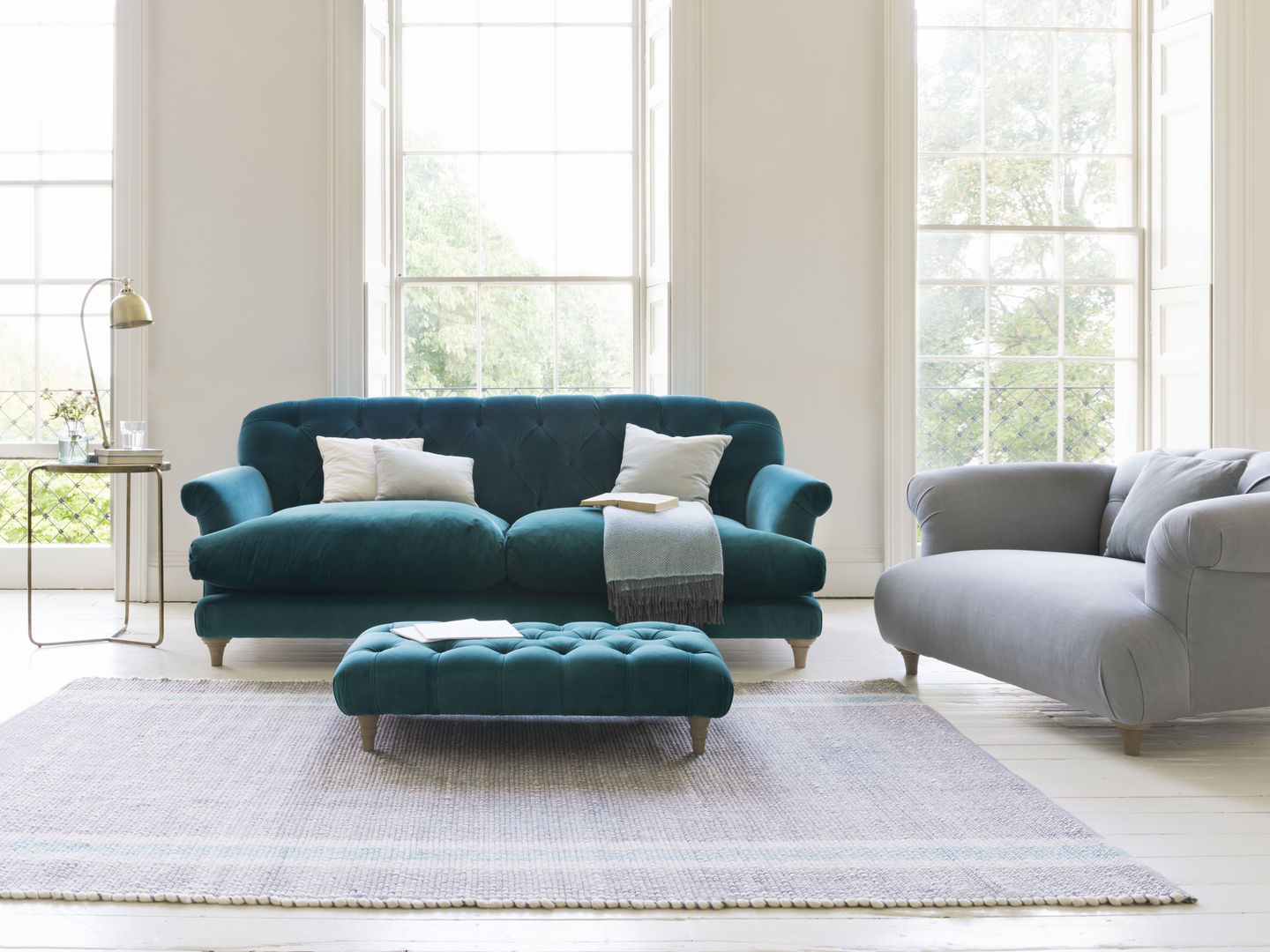 Comfty footstool Loaf Moderne Wohnzimmer footstool,teal,living room,sofa,space,windows,blue,velvet,green