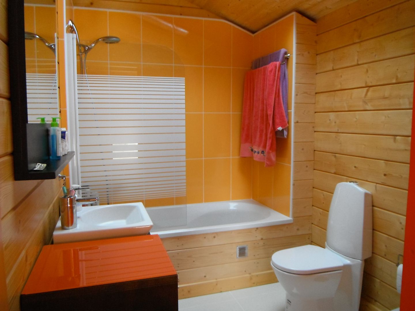 homify Salle de bain moderne Bois Effet bois