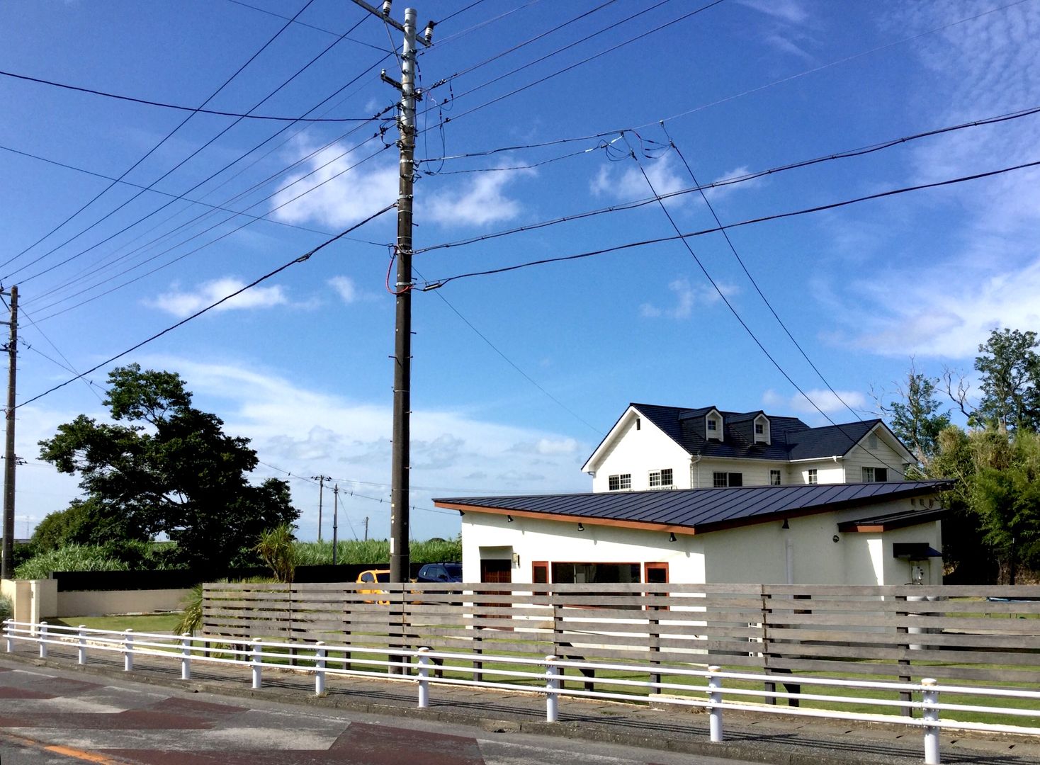 外観ー道路から tai_tai STUDIO ラスティックな 家