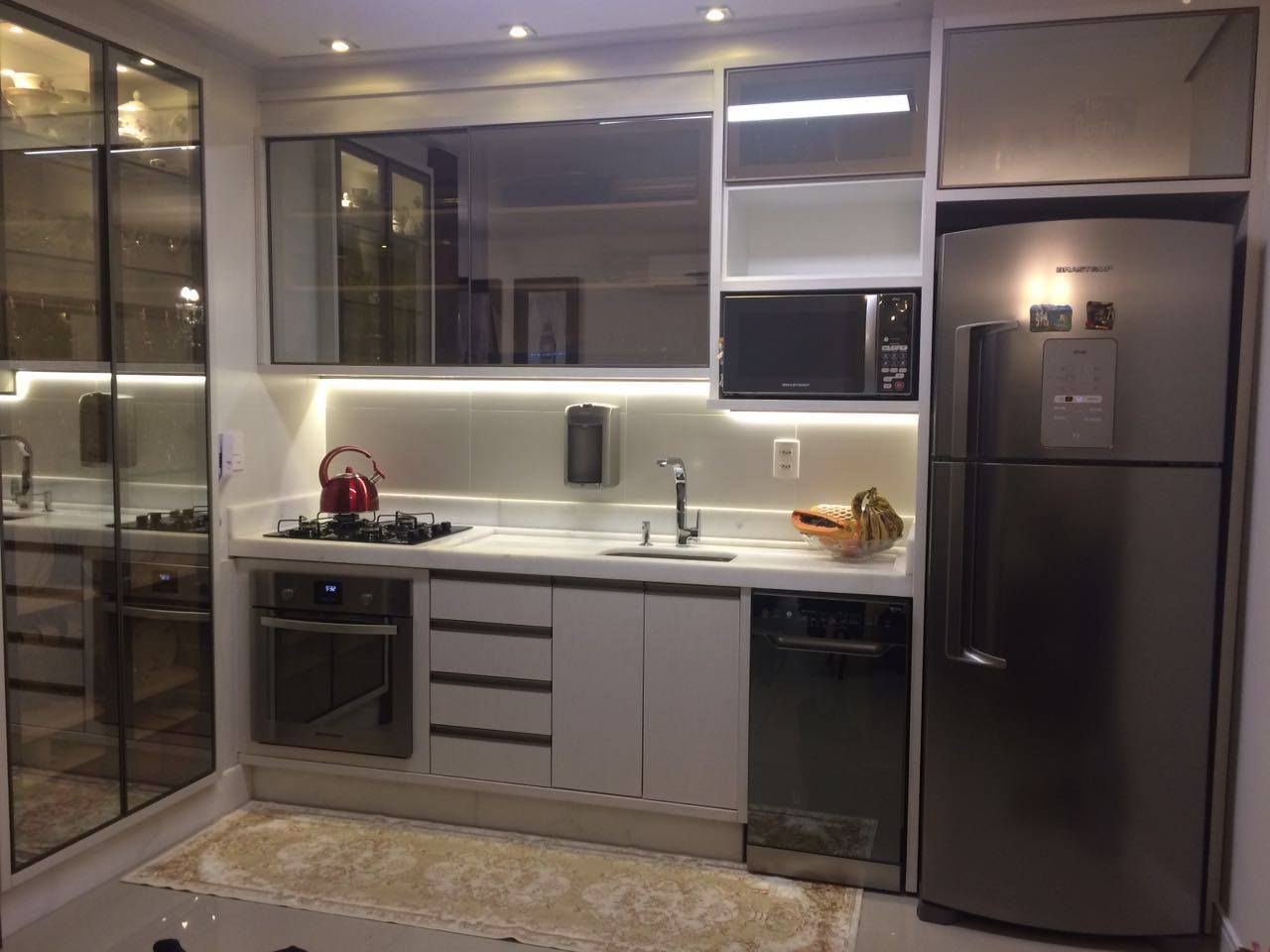 Apartamento en Itajaí Brasil, MBdesign MBdesign Built-in kitchens Glass