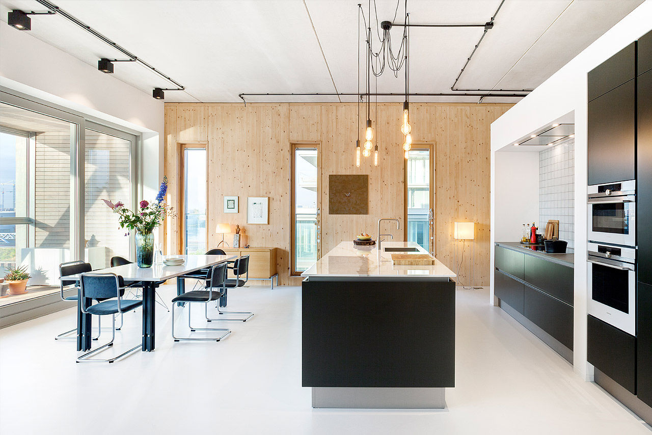 Strak, modern en duurzaam interieur met karakter, BNLA architecten BNLA architecten ห้องครัว