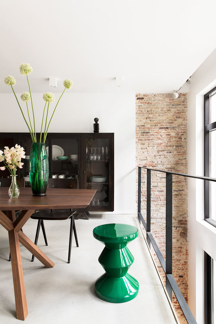 Feel at home in this stylishly cozy town-house overlooking the canal ...
