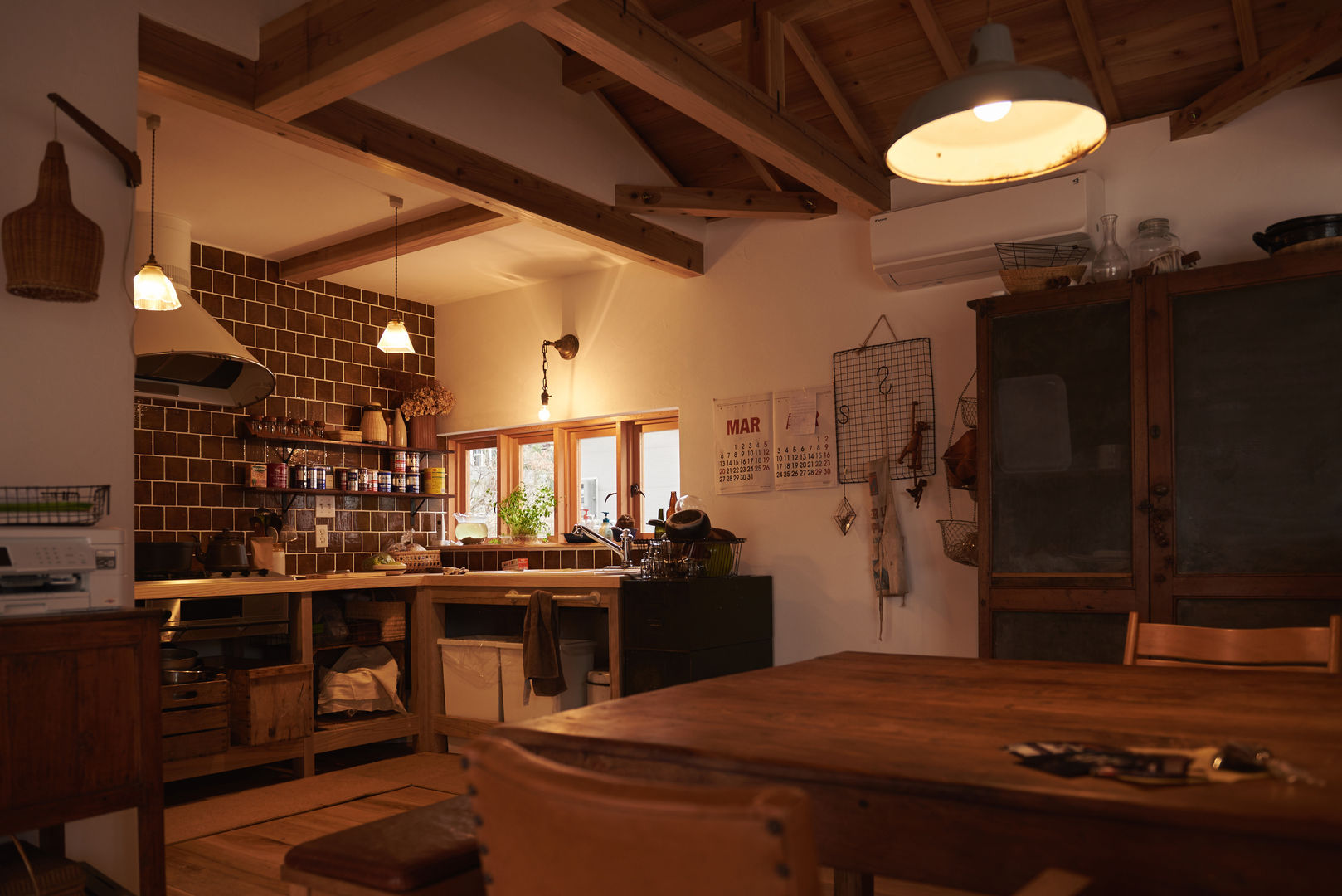 琵琶湖の家, URBAN GEAR URBAN GEAR Country style dining room Solid Wood Multicolored