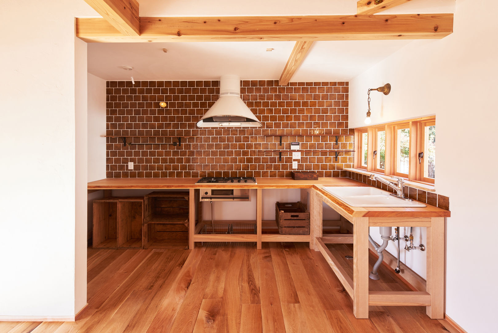 琵琶湖の家, URBAN GEAR URBAN GEAR Kitchen Solid Wood Multicolored