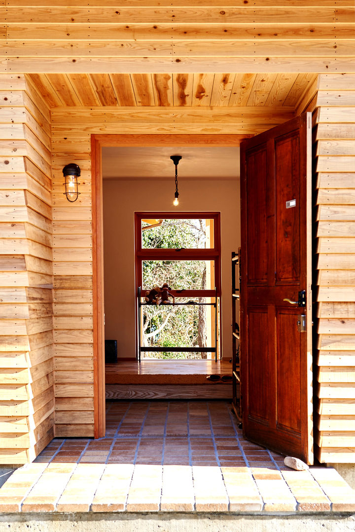 琵琶湖の家, URBAN GEAR URBAN GEAR Country style doors Wood Wood effect