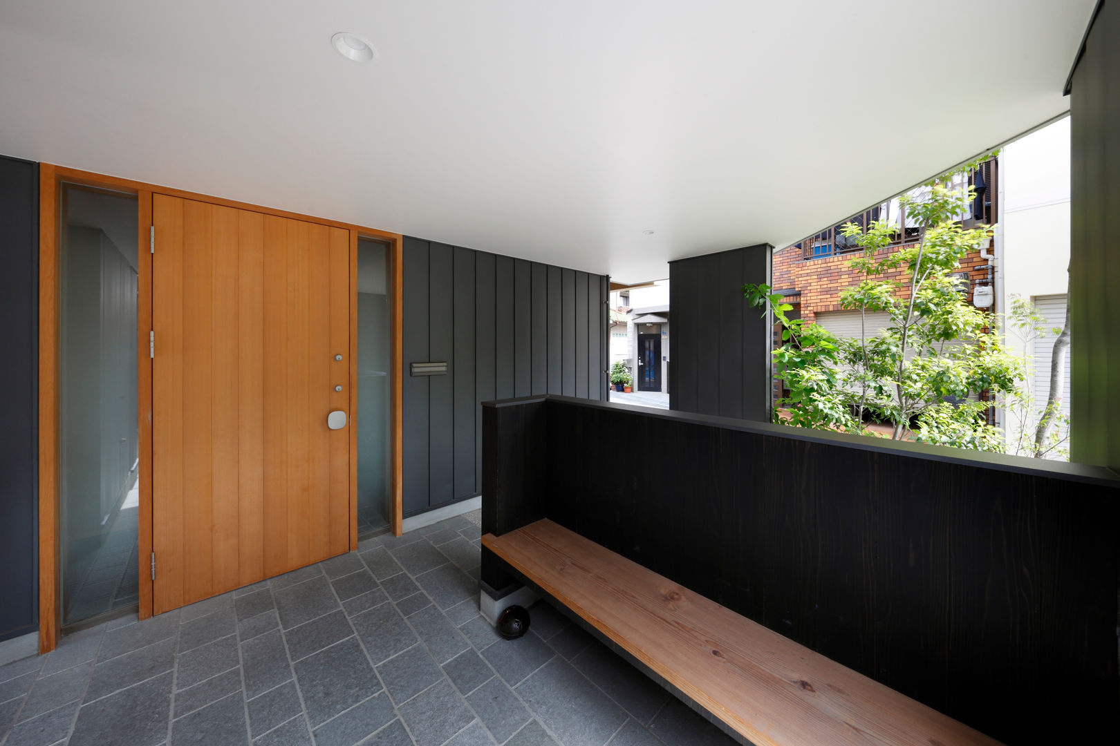 山坂の家, 樋口章建築アトリエ 樋口章建築アトリエ Modern corridor, hallway & stairs