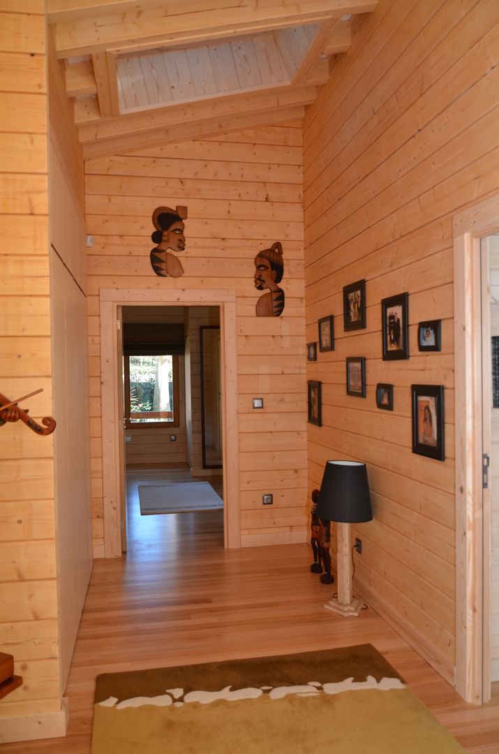 RUSTICASA | Casa unifamiliar | Sta. Maria da Feira, RUSTICASA RUSTICASA Tropical style corridor, hallway & stairs Solid Wood Multicolored