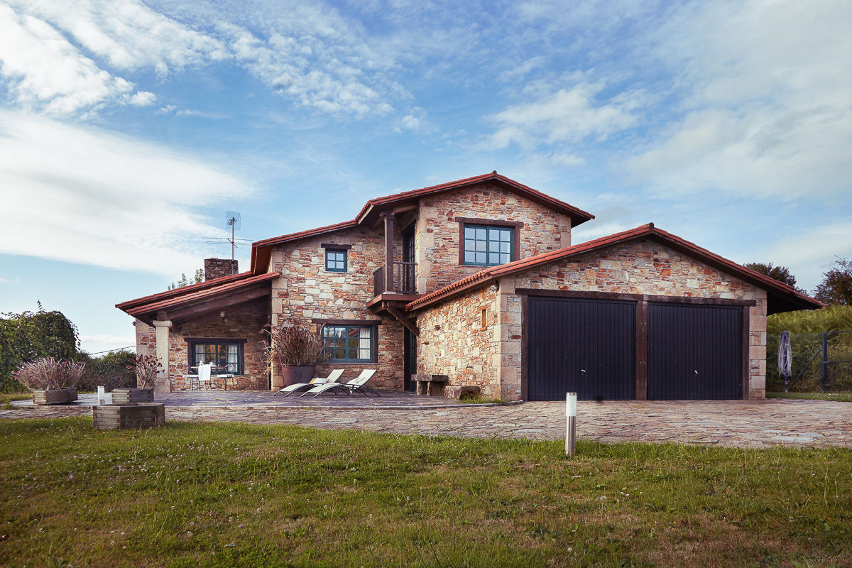 CHALET EN TIOBRE - BETANZOS homify Casas de estilo rústico