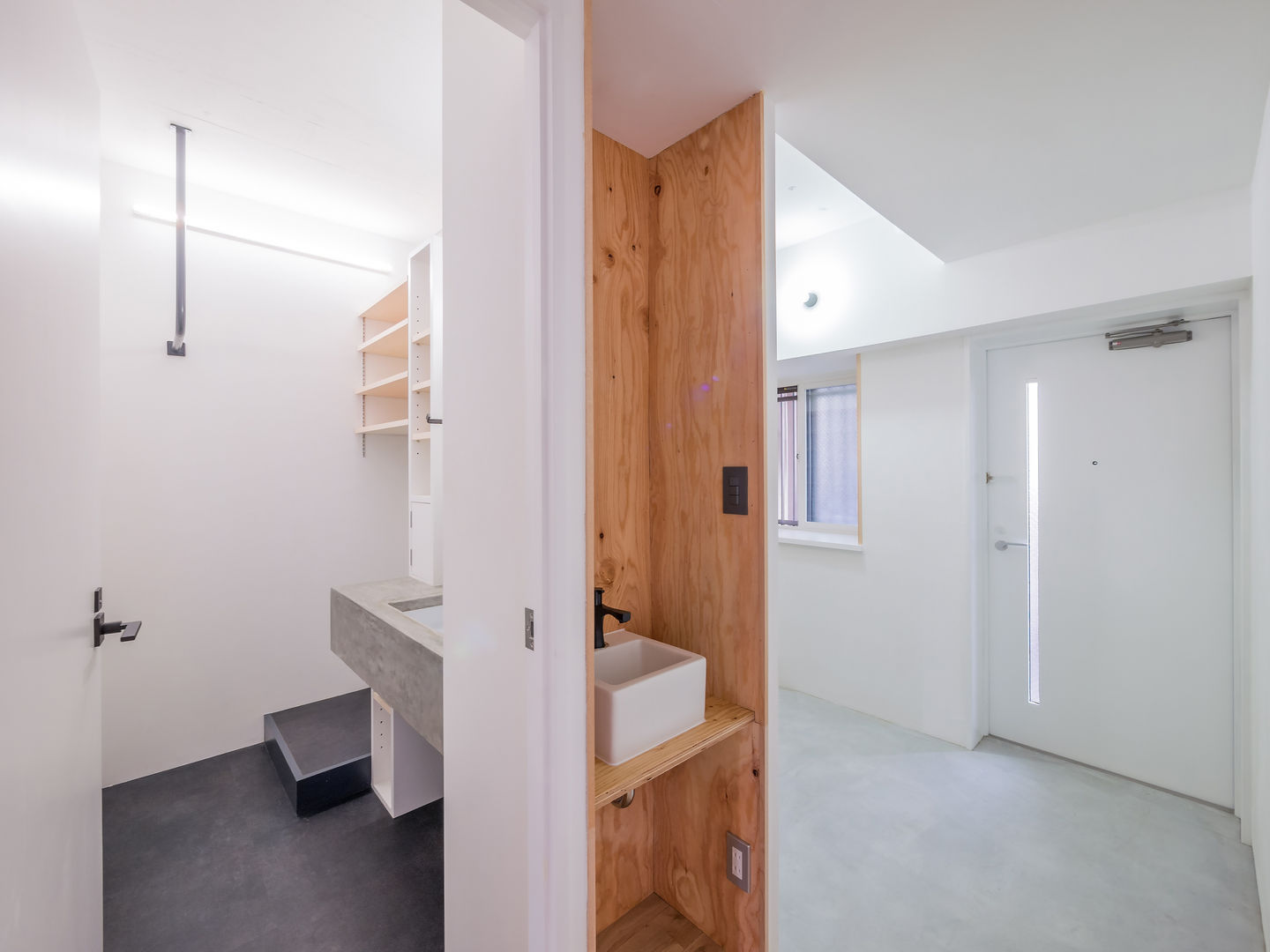 木とモノトーンの調和した家, 株式会社エキップ 株式会社エキップ Eclectic style corridor, hallway & stairs Plywood
