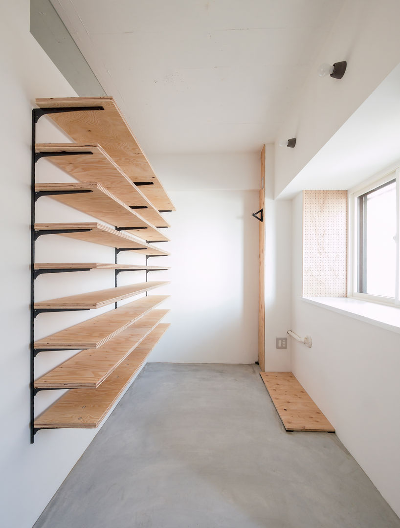 木とモノトーンの調和した家, 株式会社エキップ 株式会社エキップ Eclectic style corridor, hallway & stairs Plywood