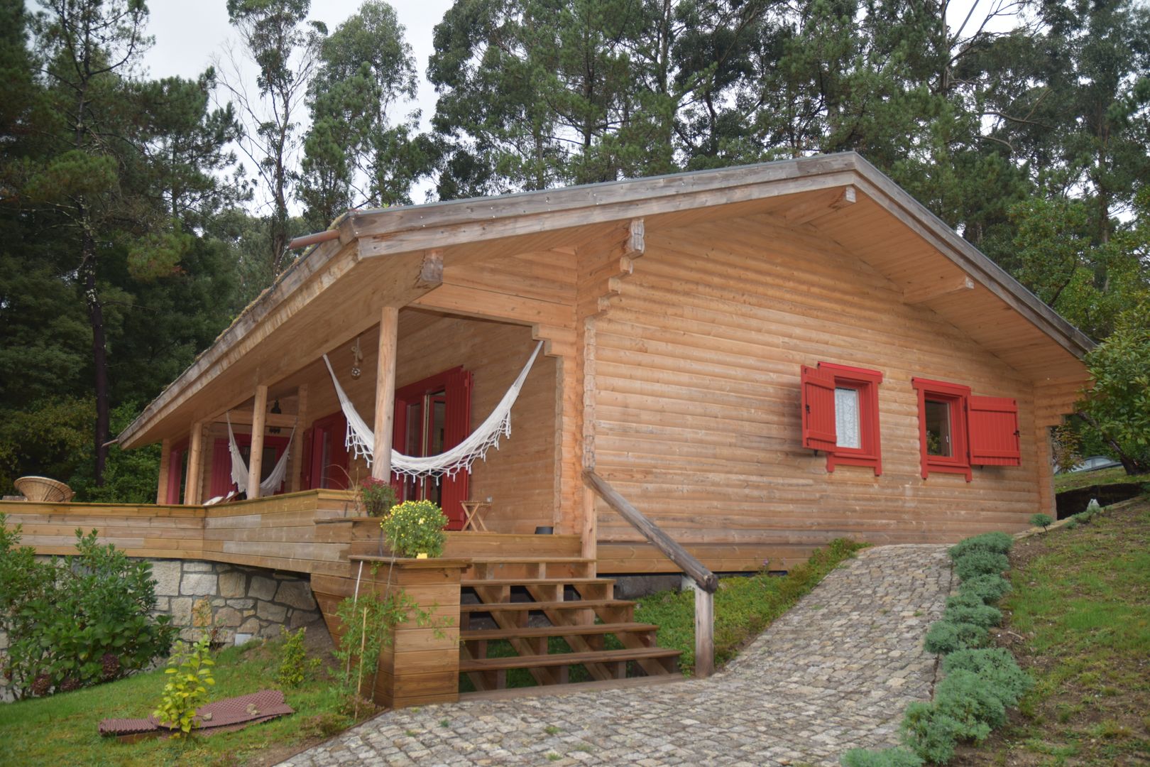 homify Chalets & maisons en bois Bois massif Multicolore