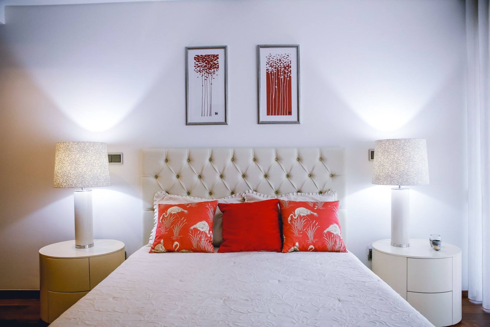 Quarto de hospedes "Cereja", Musgo Dourado Musgo Dourado Modern Yatak Odası Deri Gri Yataklar & Yatak Başları