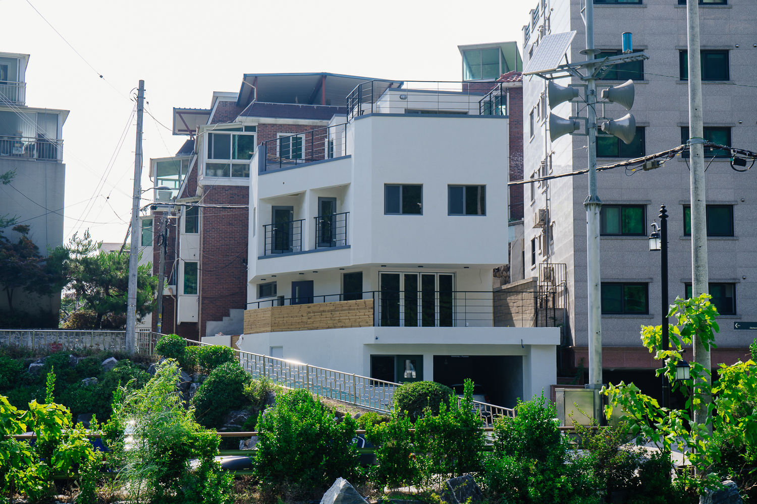 around. Park., AAPA건축사사무소 AAPA건축사사무소 Single family home