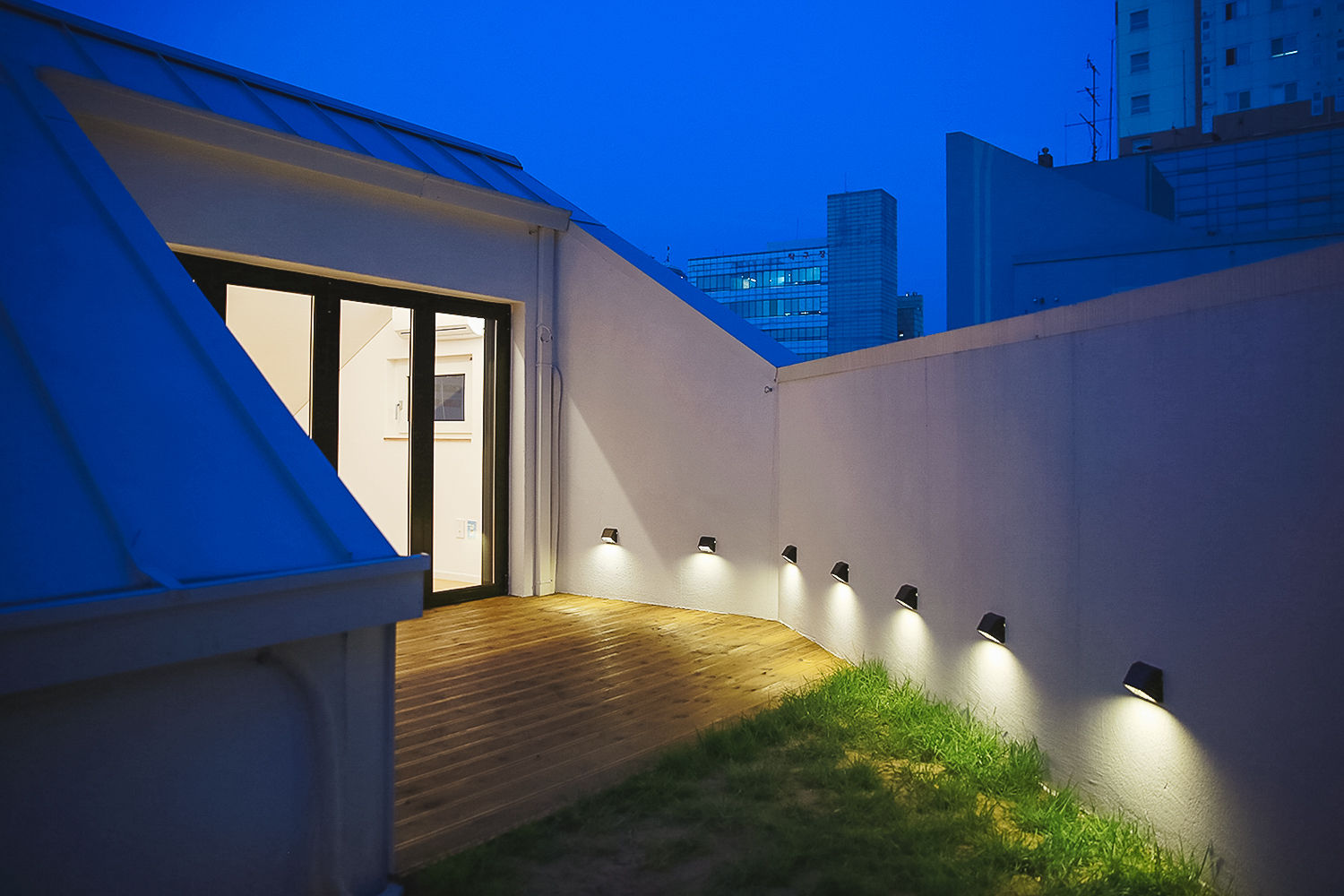 희소헌, AAPA건축사사무소 AAPA건축사사무소 Balcone, Veranda & Terrazza in stile moderno