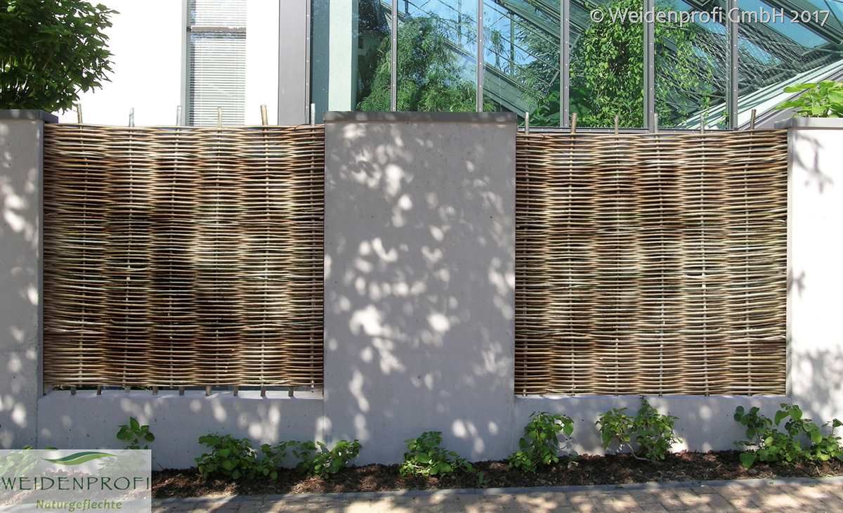 Nachhaltig und stylish: Zäune und Sichtschutz aus Naturmaterialien, naturgeflechte24 naturgeflechte24 Modern Garden Wood Wood effect