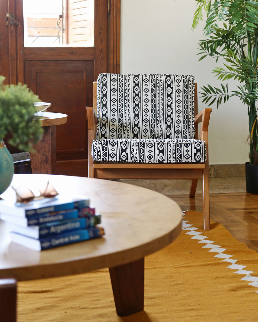 Ecclectic family room, Habiba Helal Habiba Helal Soggiorno eclettico fabric pattern,yellow,carpet,kilim,coffee table,sunny,chair