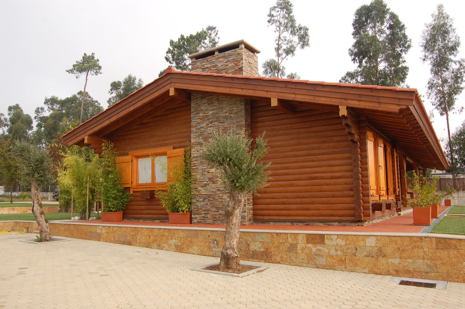 Casa unifamiliar pré-fabricada de 176m² em Vila Nova de Gaia, RUSTICASA RUSTICASA 木屋 實木 Multicolored