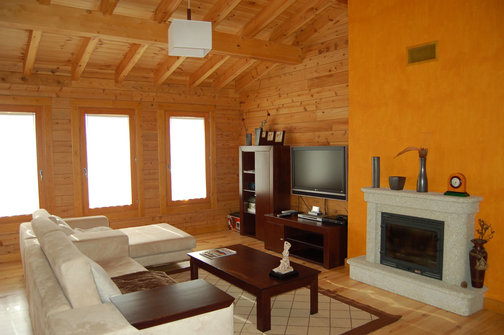 Casa unifamiliar pré-fabricada de 176m² em Vila Nova de Gaia, RUSTICASA RUSTICASA Living room Solid Wood Multicolored