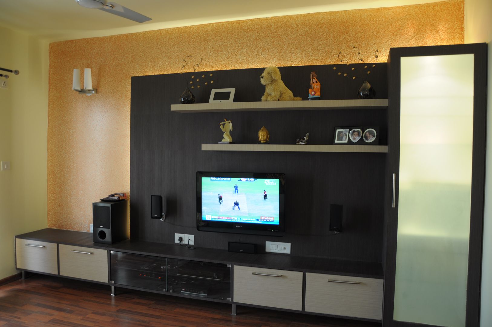 2 BHK APARTMENT INTERIORS IN BANGALORE, BENCHMARK DESIGNS BENCHMARK DESIGNS Nowoczesny pokój multimedialny Sklejka