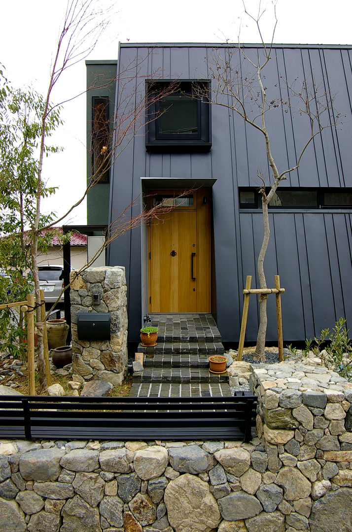 mori-山 アトリエのある黒い家, 一級建築士事務所アールタイプ 一級建築士事務所アールタイプ Front doors Wood Wood effect