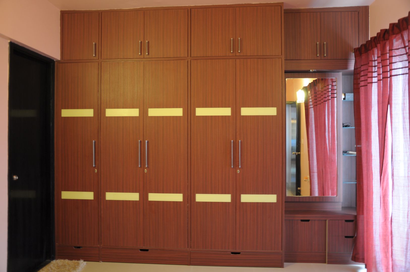 2 BHK APARTMENT INTERIORS IN BANGALORE, BENCHMARK DESIGNS BENCHMARK DESIGNS Modern style bedroom Plywood BEDROOM WARDROBE