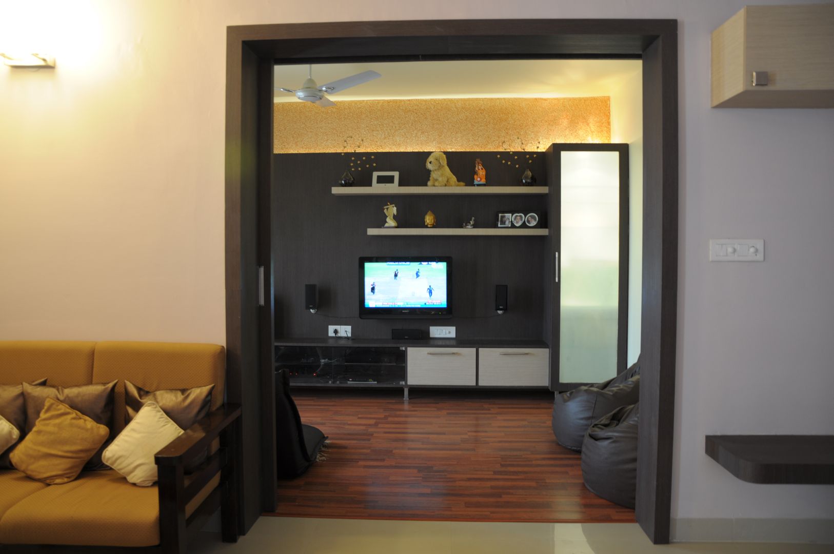 2 BHK APARTMENT INTERIORS IN BANGALORE, BENCHMARK DESIGNS BENCHMARK DESIGNS Nowoczesny pokój multimedialny Sklejka