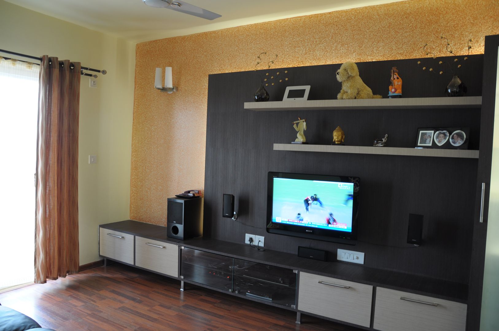 2 BHK APARTMENT INTERIORS IN BANGALORE, BENCHMARK DESIGNS BENCHMARK DESIGNS Nowoczesny pokój multimedialny Sklejka