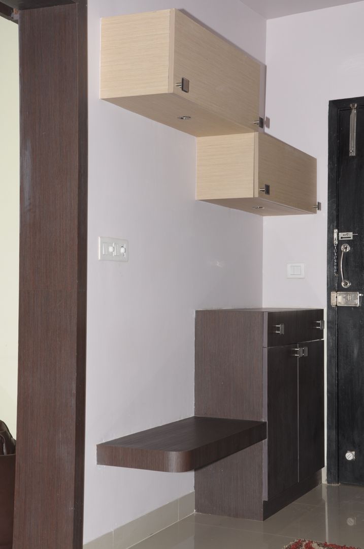 2 BHK APARTMENT INTERIORS IN BANGALORE, BENCHMARK DESIGNS BENCHMARK DESIGNS Nowoczesny korytarz, przedpokój i schody Sklejka