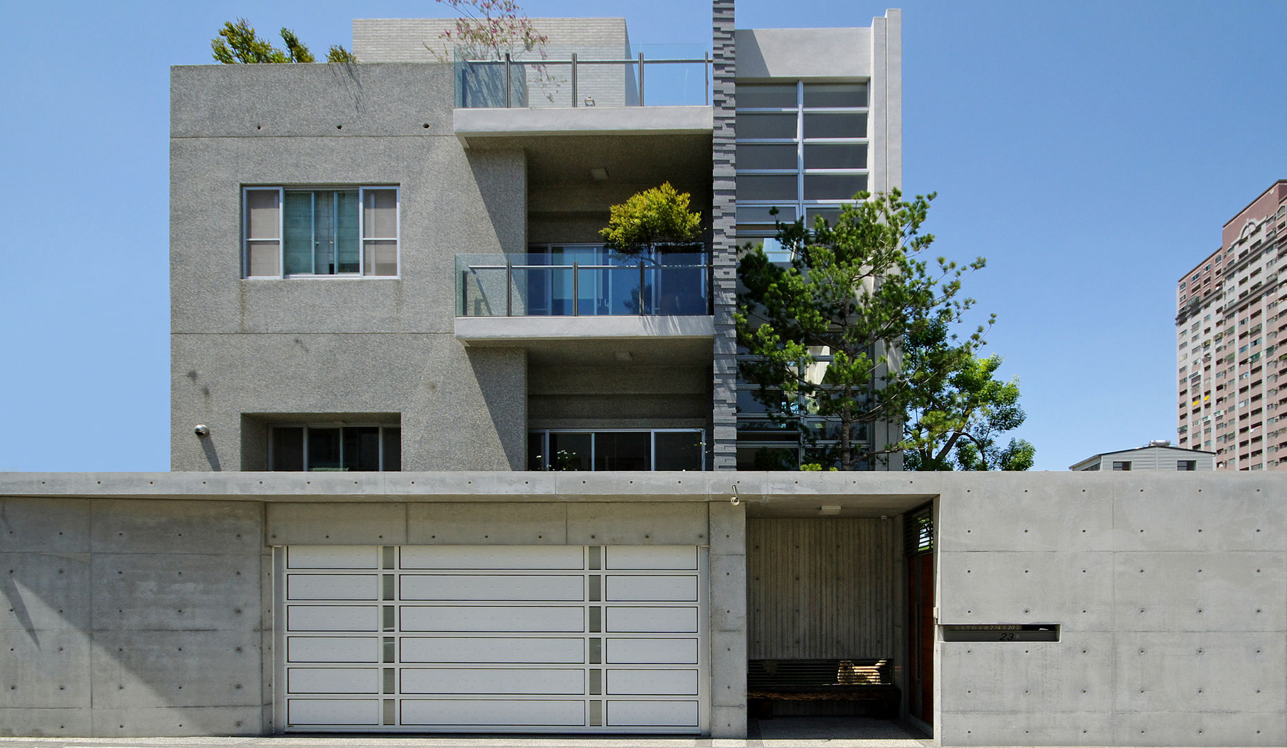 台南12號住宅, 築青室內裝修有限公司 築青室內裝修有限公司 現代房屋設計點子、靈感 & 圖片 天空,建筑,财产,窗户,房子,木头,公寓,城市设计,邻里,门