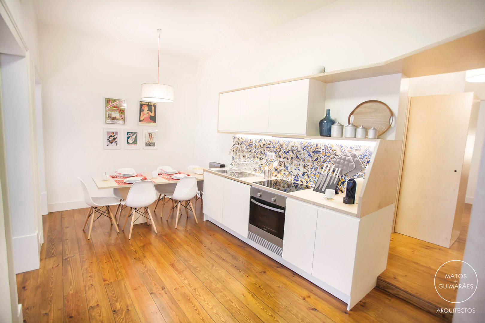 Apartamento Chiado, Matos + Guimarães Arquitectos Matos + Guimarães Arquitectos モダンな キッチン