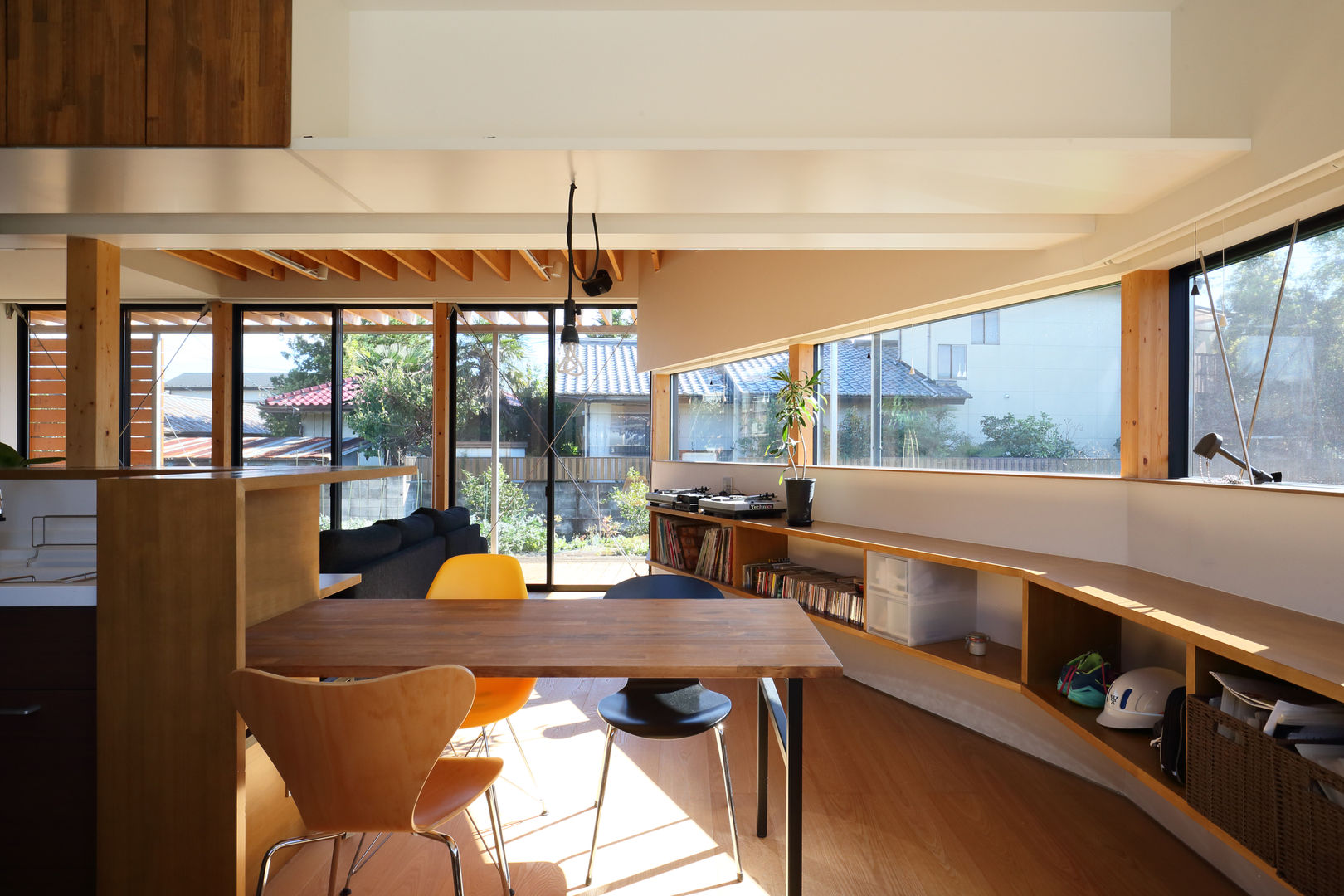 plug, *studio LOOP 建築設計事務所 *studio LOOP 建築設計事務所 Modern dining room