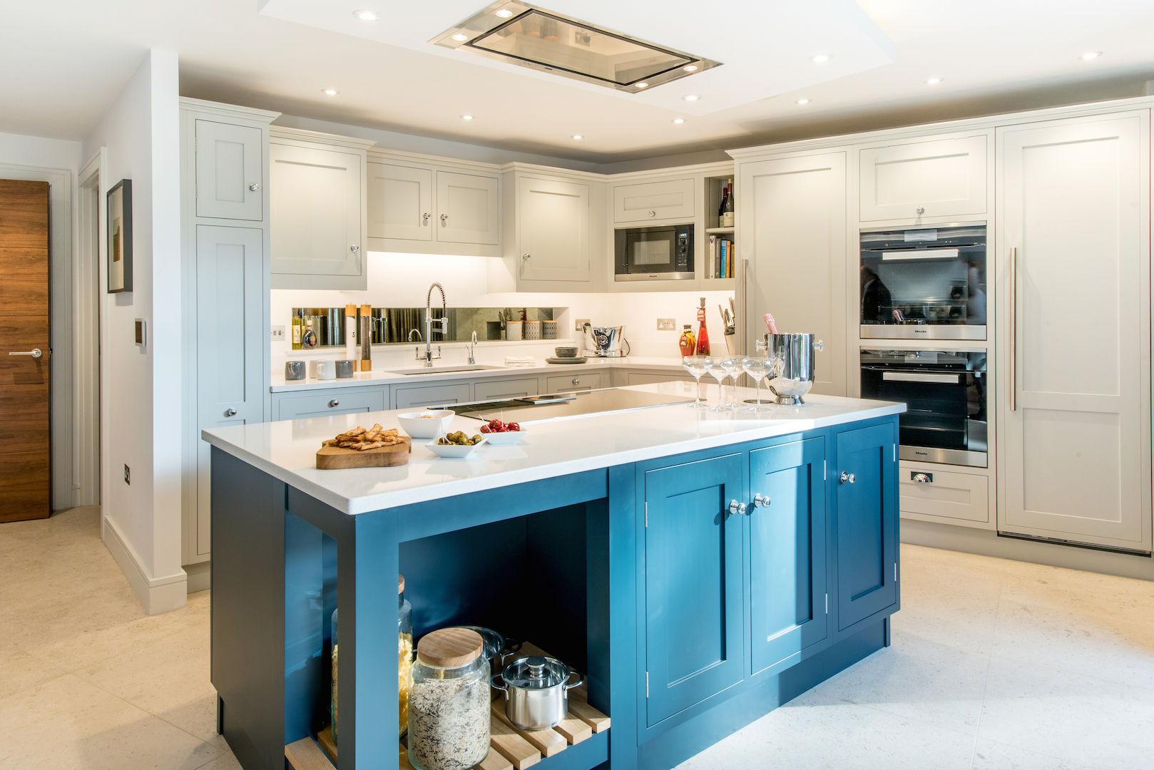 Mr & Mrs G, Kitchens - Sandbanks Raycross Interiors مطبخ ذو قطع مدمجة خشب Wood effect shaker kitchen,kitchens surrey,hague blue,pavilion grey,kitchen design,kitchens sandbanks,quartz worktop,induction hob,boiling tap