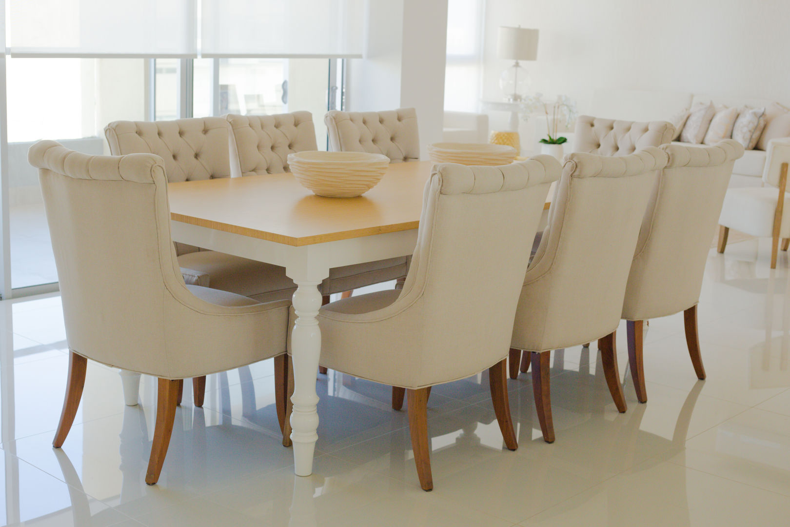 elegante y grande comedor con mesa de madera