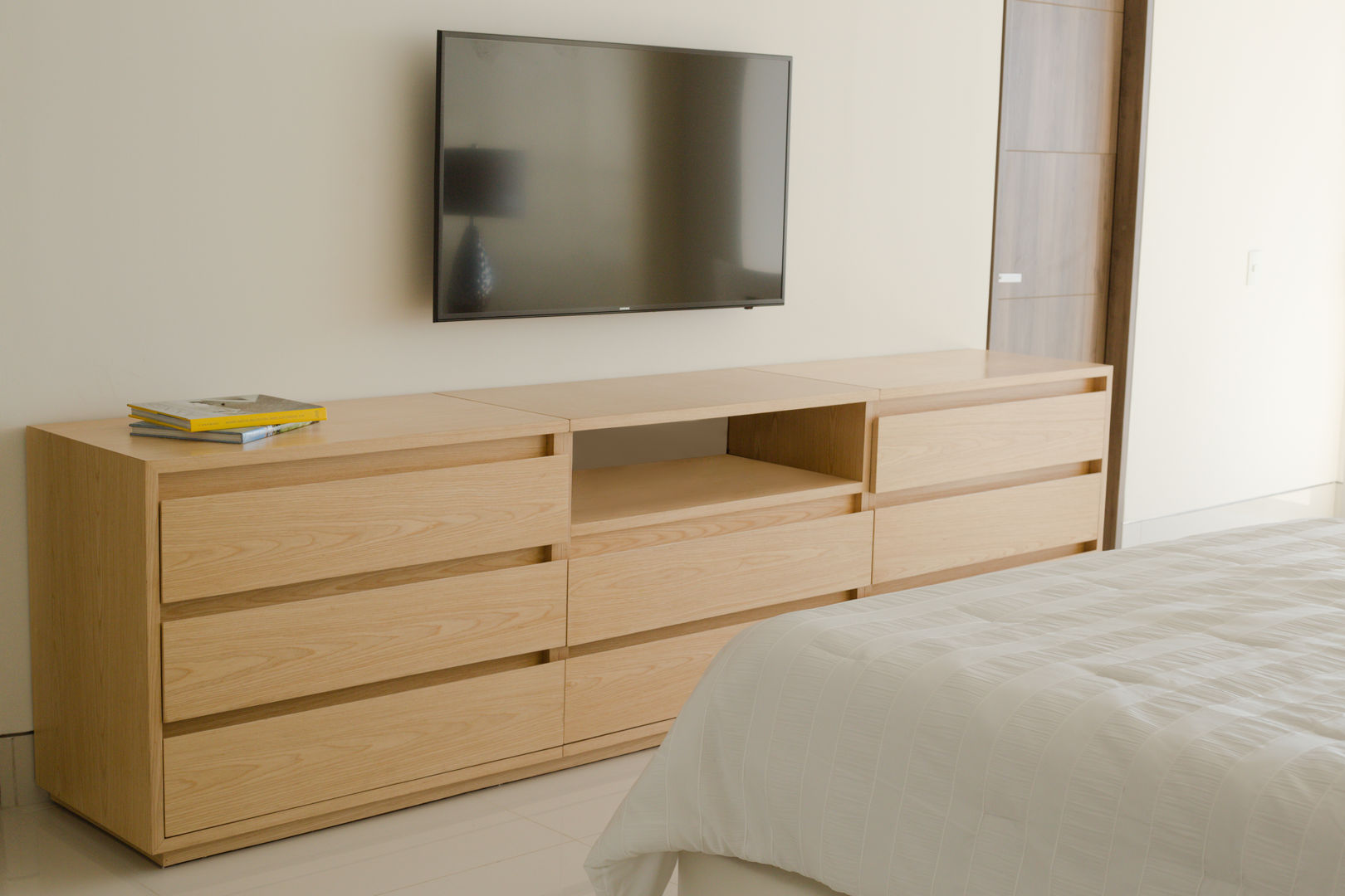 Un hogar contemporaneo, Monica Saravia Monica Saravia Classic style bedroom Wood Wood effect Wardrobes & closets