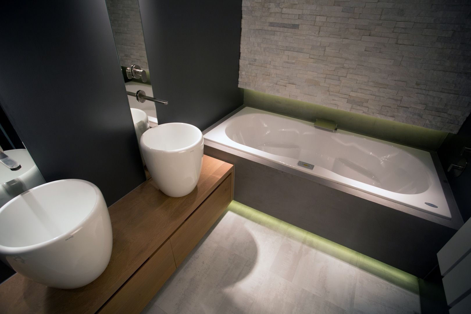 Wellness De Eerste Kamer, De Eerste Kamer De Eerste Kamer Mediterranean style bathrooms Solid Wood Multicolored