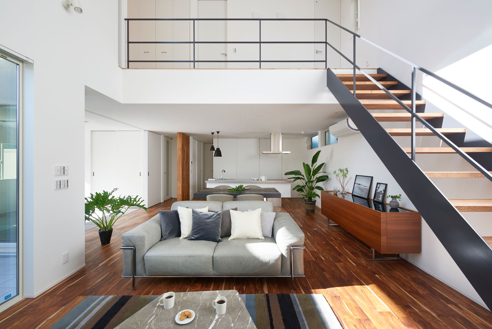 ６間口南向きを活かした 空を切り取る軒の家, タイコーアーキテクト タイコーアーキテクト Modern living room