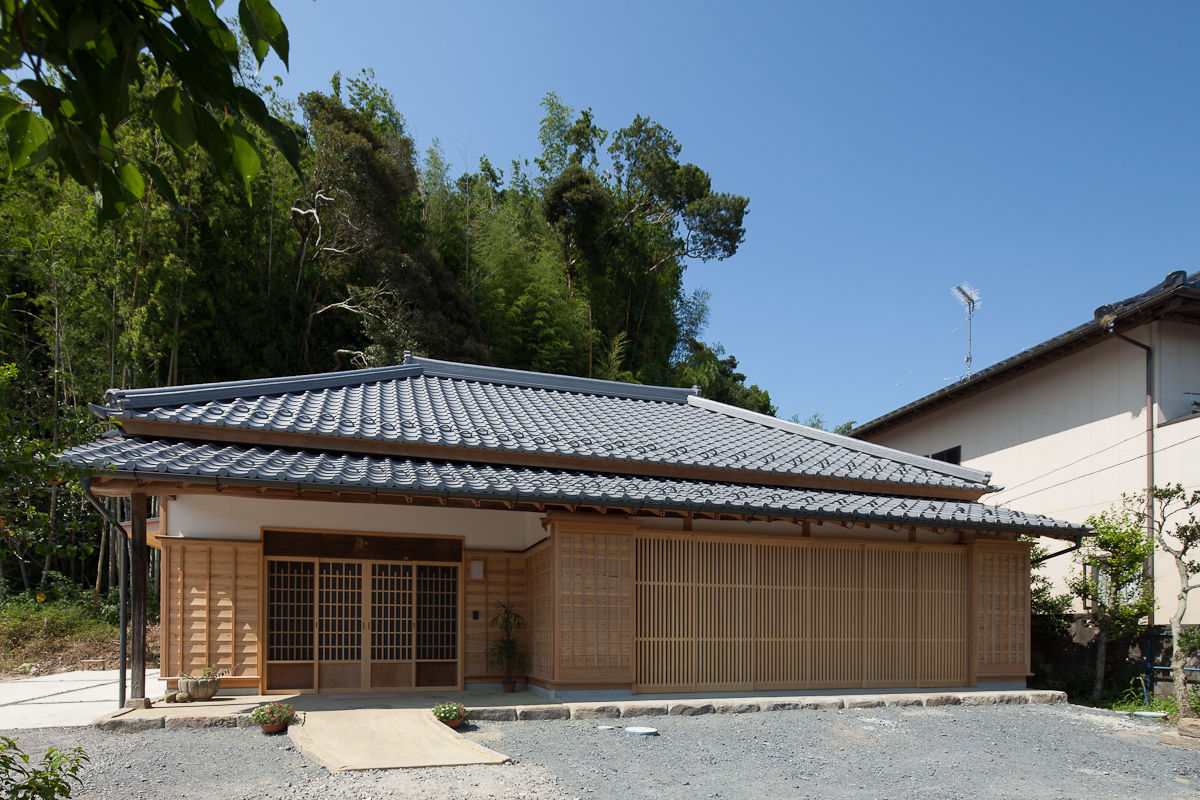 古民家再生住宅-家族と風土を見守る家 -Renovation House: Preserve Family and Culture-, 株式会社 井川建築設計事務所 株式会社 井川建築設計事務所 Nhà phong cách châu Á