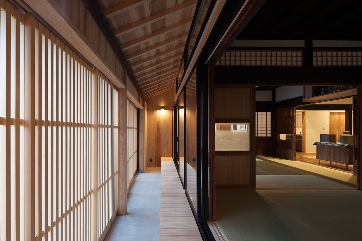 古民家再生住宅-家族と風土を見守る家 -Renovation House: Preserve Family and Culture-, 株式会社 井川建築設計事務所 株式会社 井川建築設計事務所 亞洲風玄關、階梯與走廊