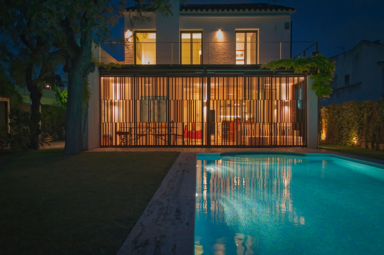 Night view of a facade and a pool Rardo - Architects Vilas