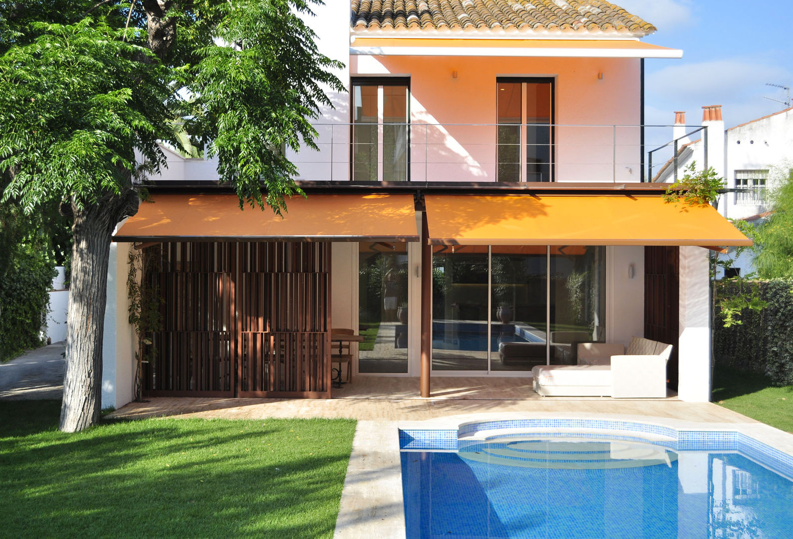 El jardín y la piscina - vista del día Rardo - Architects Parcelas de agrado architects in sitges,arquitectos,sitges,facade,pool,garden