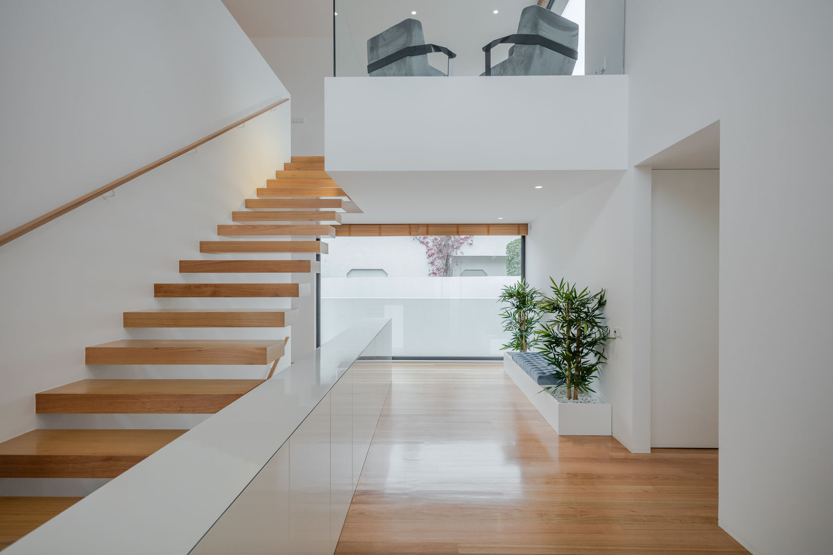 Casa BL, HUGO MONTE | ARQUITECTO HUGO MONTE | ARQUITECTO Minimalist corridor, hallway & stairs Wood Wood effect