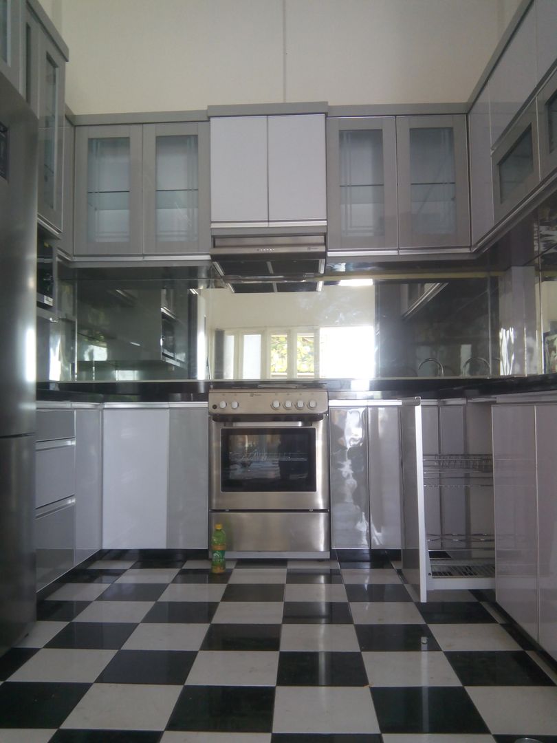 Kitchen Set Perumahan Villa Puncak Tidar Malang, the OWL the OWL Modern kitchen Cabinets & shelves