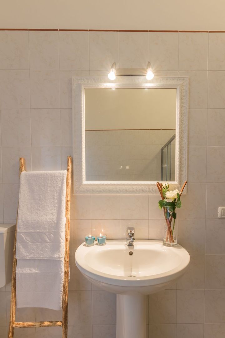 Gabbiano Reale, Home Staging per la microricettività, Anna Leone Architetto Home Stager Anna Leone Architetto Home Stager Minimalist bathroom