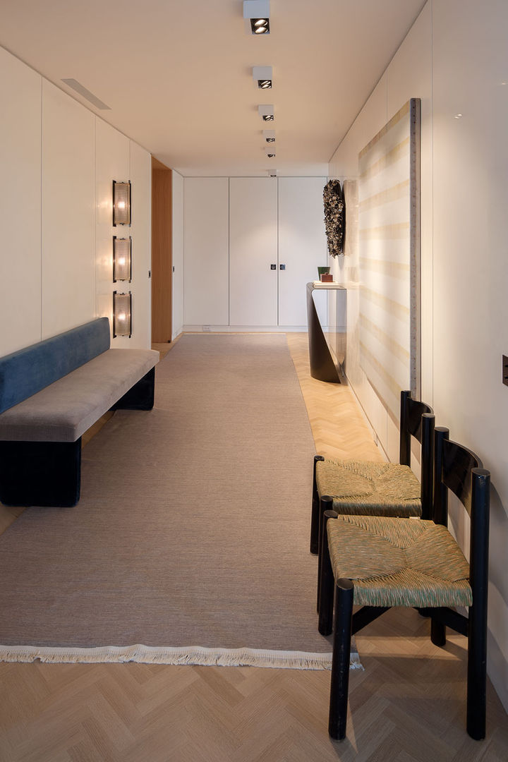 Upper East Side Apartment andretchelistcheffarchitects Modern Corridor, Hallway and Staircase