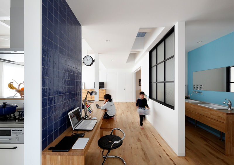 回遊できる家〈renovation〉－長く子供と仲良く、築46年の回遊できる家－, 一級建築士事務所アトリエｍ 一級建築士事務所アトリエｍ Living room Tiles