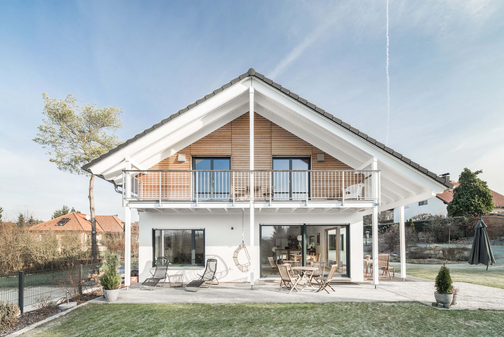 Klassik trifft Moderne wir leben haus - Bauunternehmen in Bayern Ausgefallene Häuser Himmel,Wolke,Anlage,Gebäude,Baum,Fenster,Grundstück,Hütte,Veranda,Haus