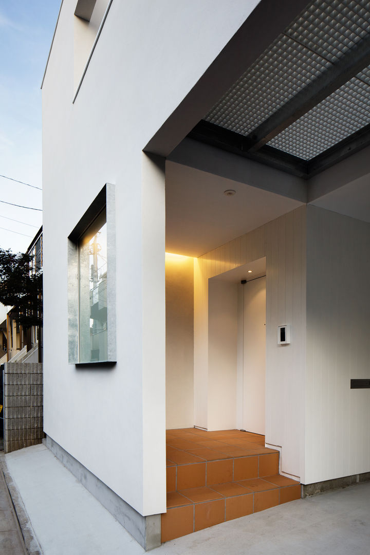 中目黒の家, アトリエ スピノザ アトリエ スピノザ Modern Corridor, Hallway and Staircase