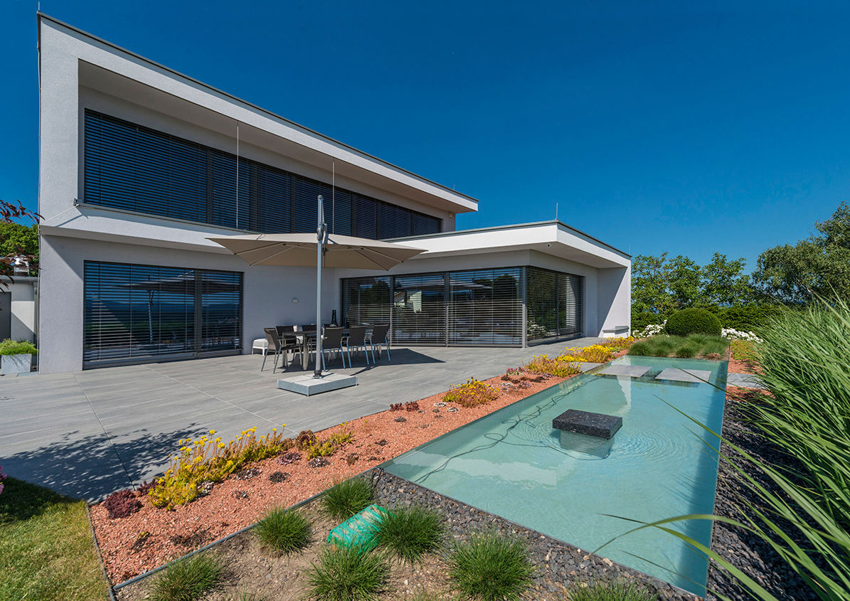 HAUS IN TERNITZ: Terrasse und Pool AL ARCHITEKT - in Wien Moderne Häuser Einfamilienhaus, modernes Einfamilienhaus, Passivhaus, Swimmingpool, Pool